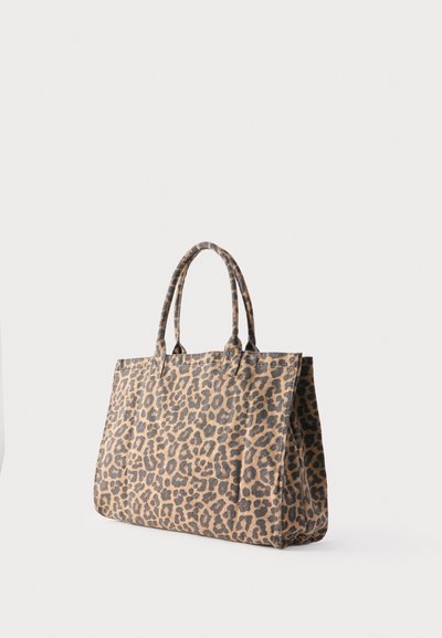 Bolso tote rectangular con dobles asas que presenta un estampado de leopardo marrón y negro sobre un fondo beige.