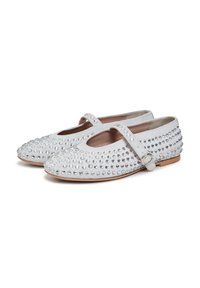 Scarpe Mary Jane con borchie argentate, punta tonda, materiale in morbido suede grigio, cinturino alla caviglia e soletta piatta. Nota per la sua superficie testurizzata.