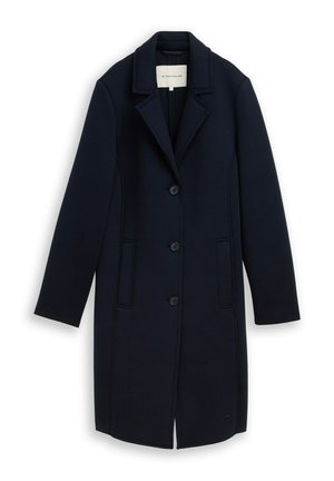 Długi granatowy płaszcz z trzema guzikami, kołnierzem z wycięciem, bocznymi kieszeniami i długimi rękawami, wiszący płasko na białym tle.