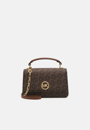 Bolso de mano marrón con un patrón y un logo dorado, que cuenta con un asa superior y una correa de cadena desmontable. Material texturizado y forma estructurada.