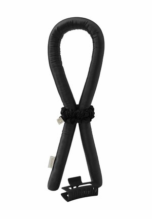 Zwarte haarkrultang bedekt met stof, met een bijpassende scrunchie en een zwarte plastic haarclip met klauw, op een witte achtergrond.