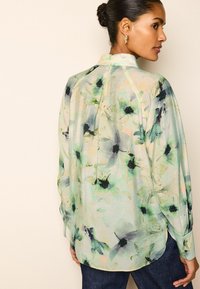 Next THROUGH WITH HARDWEAR - REGULAR FIT - Skjortebluser - ecru floral