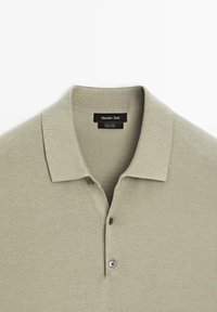 Světle béžová bavlněná polo košile s límečkem a dvěma knoflíky, značky Massimo Dutti, vyrobená v Číně.