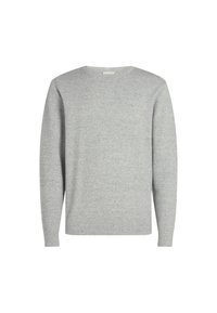 Suéter de punto gris claro con cuello redondo, mangas largas y tejido texturizado. Sin patrones ni acentos visibles. Diseño minimalista.