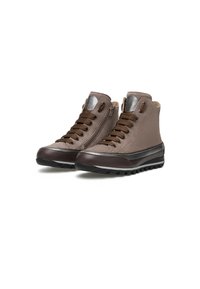 Scarpe alte in tessuto e pelle marrone con lacci scuri, cerniere laterali e suola robusta con battistrada decorato. Accento argento sulla linguetta.