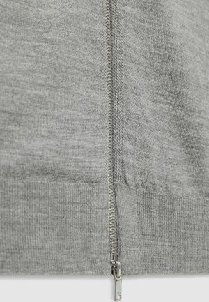 Hanorac gri cu fermoar, caracterizat printr-o textură netedă din tricot, un fermoar argintiu și accente ribelate la manșete și margine.