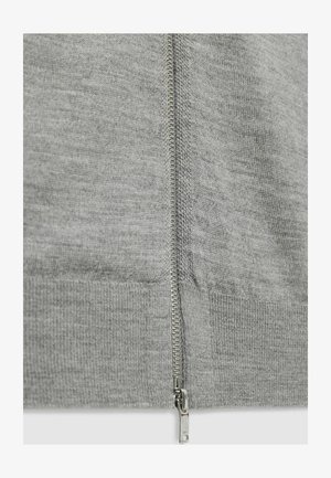 Felpa grigia con zip, caratterizzata da una texture a maglia liscia, una zip argentata e dettagli a coste sui polsini e sull'orlo.