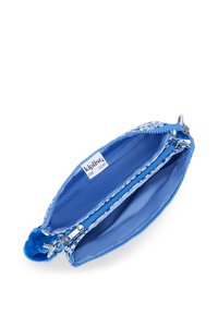 Pochette blu con zip e due scomparti, realizzata in tessuto resistente, con dettaglio pom-pom e design stampato sulla parte esterna. La fodera interna è di un blu uniforme.