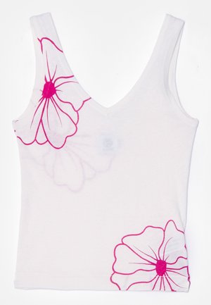 Witte tanktop met een V-hals ontwerp, voorzien van grote roze bloemenpatronen op de linker schouder en onderaan rechts, gemaakt van zachte stof.