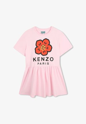 Robe courte rose clair à manches courtes avec taille froncée, grand motif de fleur rouge et texte noir "KENZO PARIS" sur le devant.