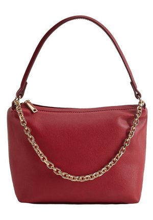 Rød læderhåndtaske med et håndtag øverst og en dekorativ guldkæde på forsiden, udstyret med en lynlåslukning på toppen.