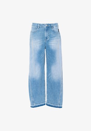 Svetle modré džíny s širokými nohavicemi, vysokým pasem, zapínáním na knoflík a předními kapsami, vystavené na bílém pozadí.