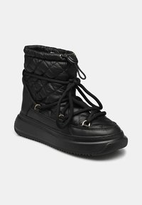 Schwarze, gesteppten High-Top-Stiefel mit einem gepolsterten Obermaterial, rutschfester Gummisohle und kontrastierenden schwarzen Schnürsenkeln, die mit goldfarbenen Akzenten gesichert sind.