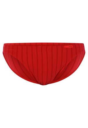 Rote Schwimmshorts mit vertikaler gerippter Textur, elastischem Bund und einem kleinen Markenschild an der Seite. Weiches, dehnbares Material.
