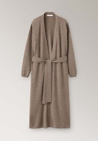 Long cardigan en maille couleur taupe avec manches longues et ceinture assortie nouée à la taille, suspendu sur un fond clair.