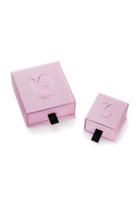 Des boîtes cadeaux roses de deux tailles avec un design de papillon et des languettes noires. La plus grande boîte est de forme carrée, la plus petite est un carré plus petit.