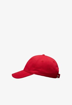 Cappello da baseball in cotone rosso con visiera curva, dettagli sulle cuciture frontali e fori di ventilazione sulla corona. Fascetta regolabile sul retro.