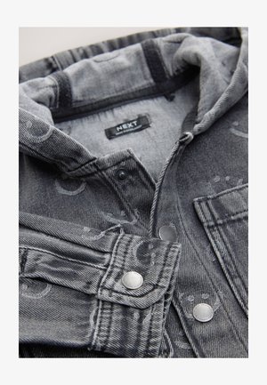 Grijze spijkerjas met een capuchon, voorzien van zilverkleurige accessoires, knopen aan de voorkant en subtiele patronen in een licht gestructureerde stof.