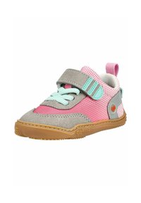 Baskets pour enfant rose et grises avec lacets vert menthe, bride grise en velcro et semelle en caoutchouc marron, isolées sur fond blanc.