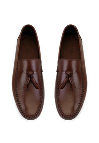 Bruine leren loafers met decoratieve kwastjes, voorzien van een moccasinsteek langs de rand en een geperforeerde binnenzool voor comfort.