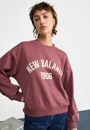 New Balance ESSENTIALS VARSITY  CREW - Sudadera - washed burgundy