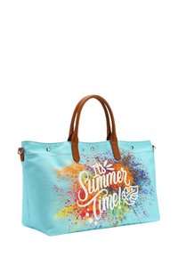Borsa a spalla in tela azzurro chiaro con manici in pelle marrone, caratterizzata da un motivo di spruzzi colorati e da un testo bianco che recita "È tempo d'estate!"