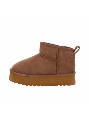 Stivaletti in suede marrone con punta rotonda, dettagli di cucitura e suola in gomma con bordo scanalato e testurizzato.
