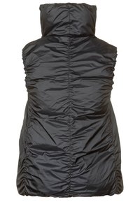 Svart ärmlös puff väst med hög krage, samlade sidor, slät textur och knälång design utan synliga fästen.