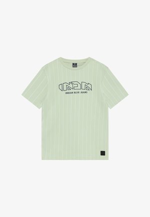 Lichtgroen T-shirt met korte mouwen en witte strepen. Voorzien van een gedrukt logo "INDIAN BLUE JEANS" in donkergrijs. Zacht katoenen materiaal.