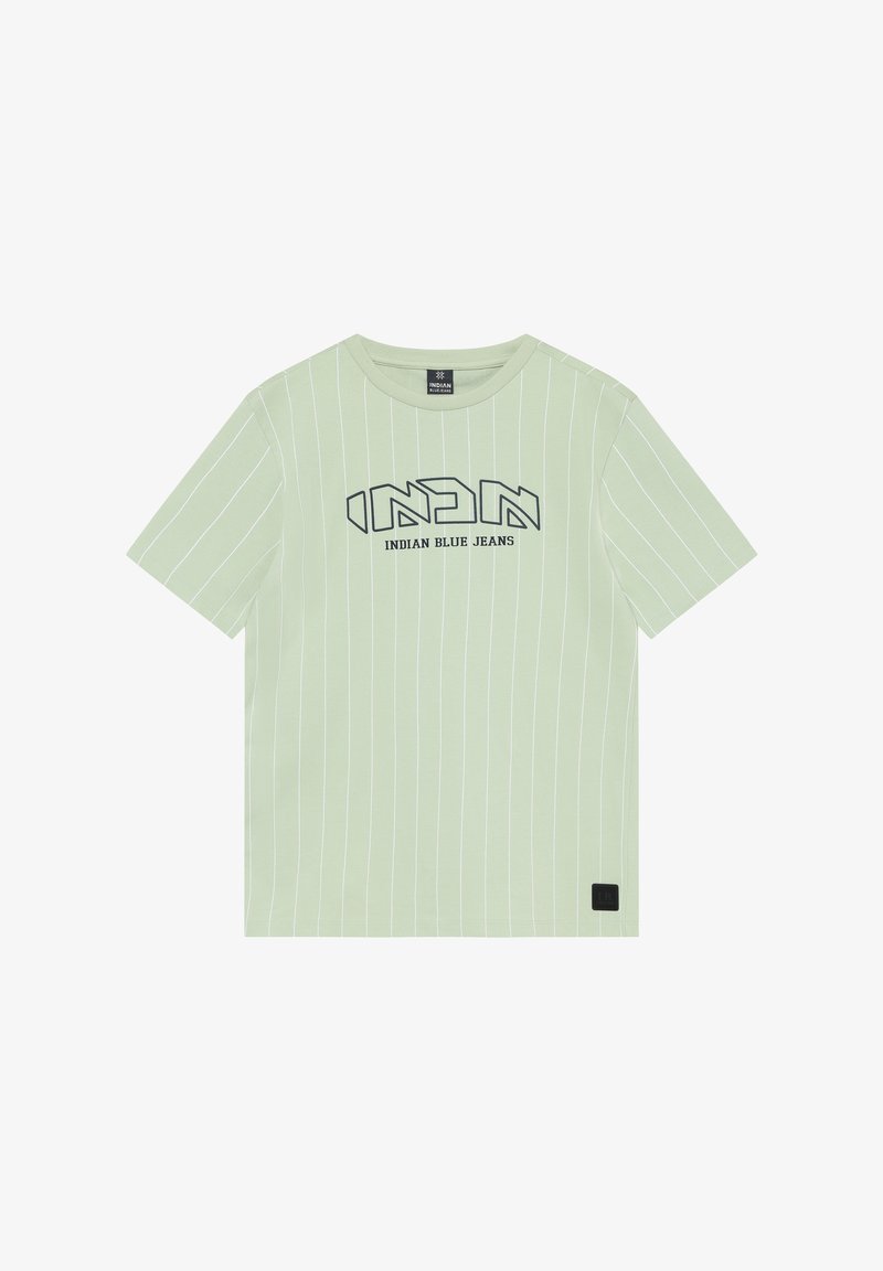 T-shirt vert clair à manches courtes avec des rayures blanches. Présente un logo imprimé "INDIAN BLUE JEANS" en gris foncé. Matière en coton doux.