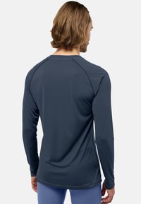Maglietta atletica a maniche lunghe in blu scuro, con una texture liscia, maniche raglan e cuciture a contrasto lungo le cuciture delle spalle.