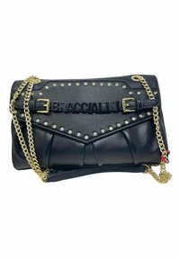 Borsa a tracolla in pelle nera con catene dorate, caratterizzata da dettagli borchiati e un logo impresso. Design strutturato con finitura texturizzata.