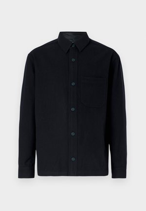 Camisa preta de botão feita de algodão. Apresenta um bolso frontal, mangas longas e botões escuros. Textura suave com um design de colarinho clássico.