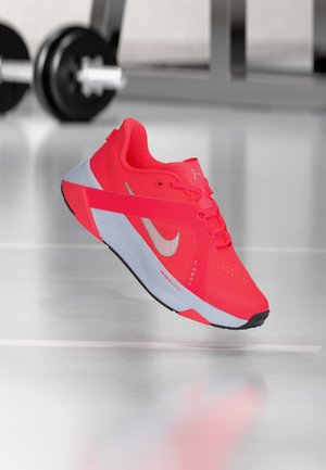 Nike Performance, HYBRID RN - Тренировъчна обувка - laser crimson/metallic silver-coloured/challenge red/football grey/yellow