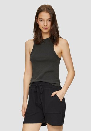 Schwarzes geripptes Tanktop kombiniert mit schwarzen Shorts, die einen Kordelzug und frontale Taschen haben. Das Material wirkt weich mit dezenter Textur.