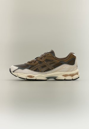 Chaussure de course Asics marron et beige avec empeigne en mesh, fermeture à lacets et semelle amortie, présentée en profil sur fond neutre.