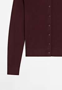 Bordeaux cardigan gemaakt van zachte stof. Beschikt over lange mouwen, een knoopsluiting aan de voorkant en een rechte zoom met een gladde textuur.
