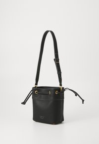 Μαύρη δερμάτινη τσάντα τύπου bucket με ρυθμιζόμενο λουρί, χρυσές λεπτομέρειες και λευκές ραφές. Διαθέτει κλείσιμο με κορδόνια και λογότυπο στη βάση.