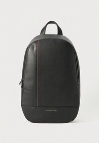 Čierny kožený batoh s textúrovaným povrchom, zaobleným vrchom, predným vreckom na zips a vertikálnym detailom v červenej a modrej farbe. Logo značky v spodnej časti.