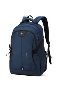 Zaino blu navy con finitura texturizzata, schienale imbottito, spallacci regolabili, tasche con zip e una patch con logo sul lato.