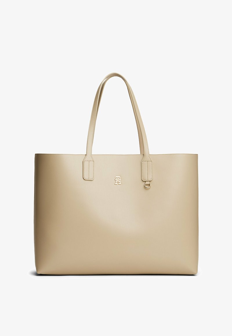 Beige draagtas van glad synthetisch materiaal met twee stevige handvatten, een gegraveerd logo en een strak, hoekig ontwerp. Gladde textuur.