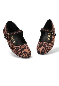 Bailarinas de estampado de leopardo con punta redonda, ribete negro, correa y detalle de hebilla dorada. La tela tiene una textura suave. La plantilla interna presenta la marca.