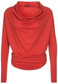 Czerwona bluzka z długim rękawem i dekoltem w łódkę, wykonana z miękkiego materiału, dopasowana do ciała, z zaokrąglonym hemem. Teksturowany design z subtelnymi fałdami w okolicy dekoltu.