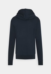 Sudadera de manga larga azul marino con puños y cintura acanalados, mostrada desde la parte de atrás sobre un fondo blanco liso.
