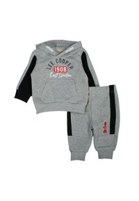 Ensemble sweat-shirt et pantalon de survêtement gris avec des accents latéraux noirs, comprenant une capuche, une poche kangourou et le logo "Lee Cooper" en rouge et noir.