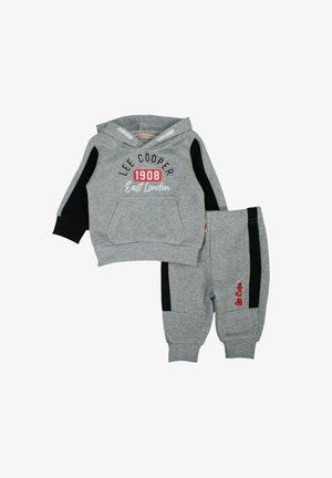 Ensemble sweat-shirt et pantalon de survêtement gris avec des accents latéraux noirs, comprenant une capuche, une poche kangourou et le logo "Lee Cooper" en rouge et noir.