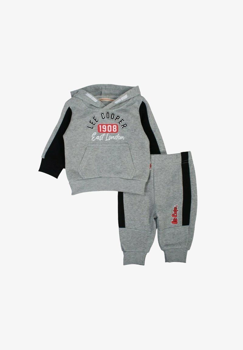 Ensemble sweat-shirt et pantalon de survêtement gris avec des accents latéraux noirs, comprenant une capuche, une poche kangourou et le logo "Lee Cooper" en rouge et noir.