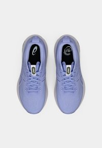 Scarpe da ginnastica di colore viola chiaro con tomaia-texturizzata, design con lacci e suole nere. Presentano dettagli con logo e suole ammortizzate.