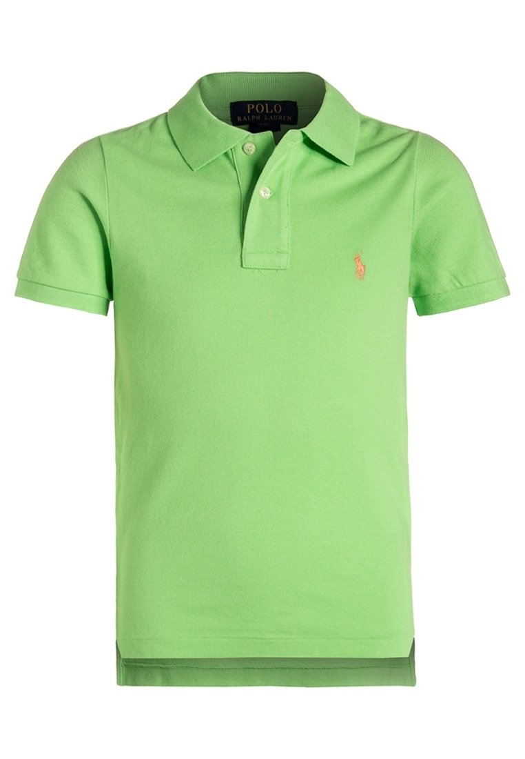 Groene polo gemaakt van katoen met korte mouwen, een kraag en een klein geborduurd logo op de borst. Glad textuur.