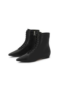Stivaletti in pelle nera con punta affusolata, dotati di un design con lacci frontali e una cerniera laterale, texture liscia e suole piatte.